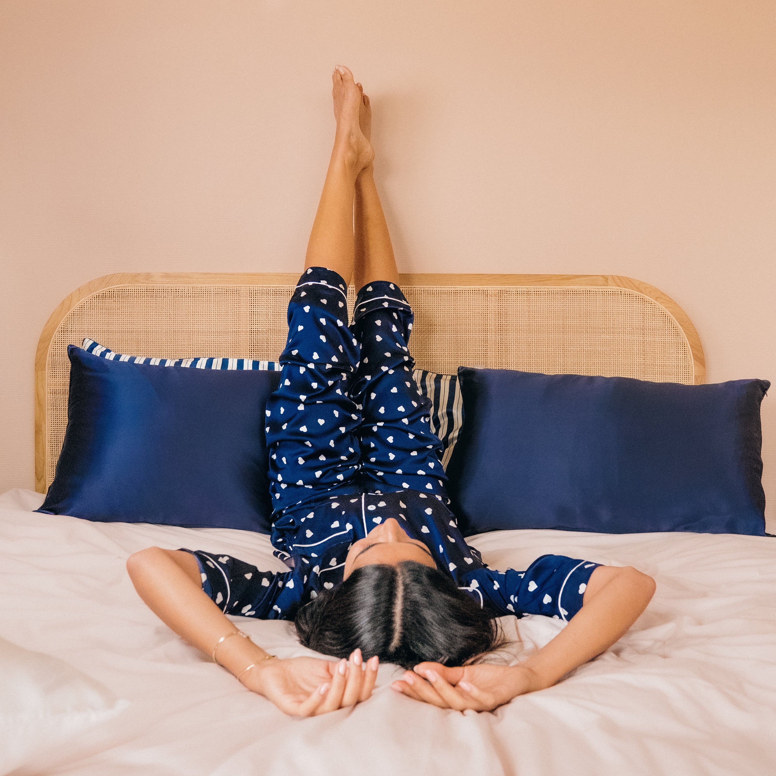 Pyjama 100% pure soie de mûrier - Bleu nuit imprimé cœurs