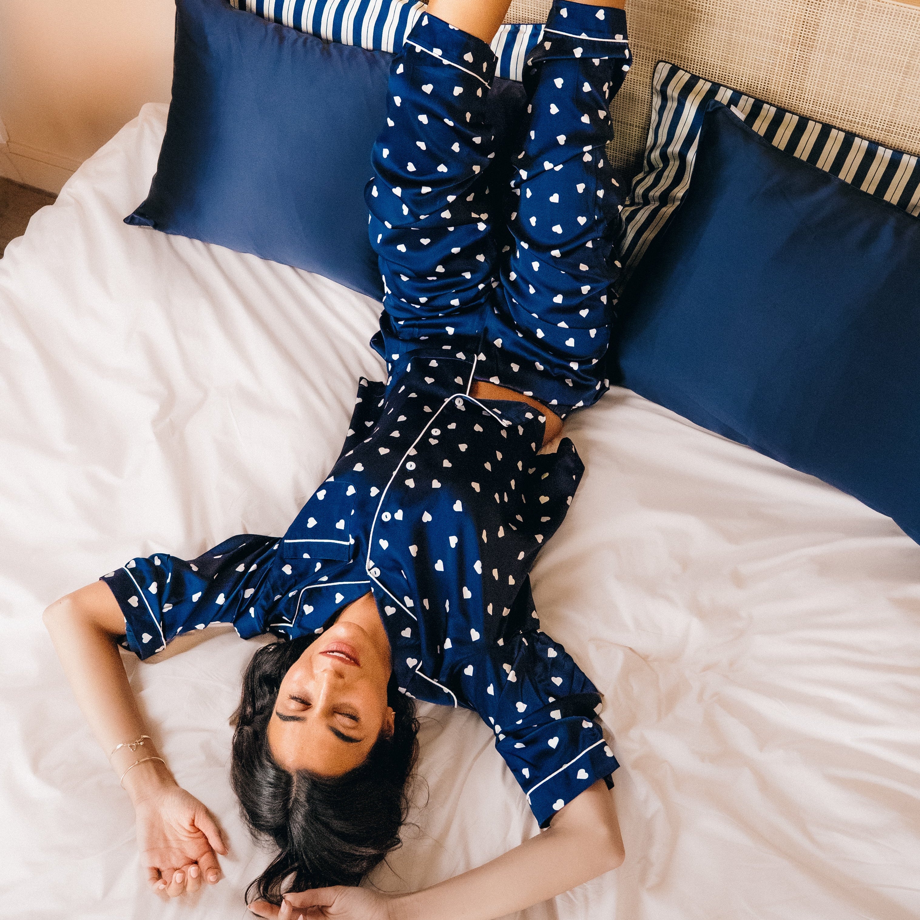 Pyjama 100% pure soie de mûrier - Bleu nuit imprimé cœurs