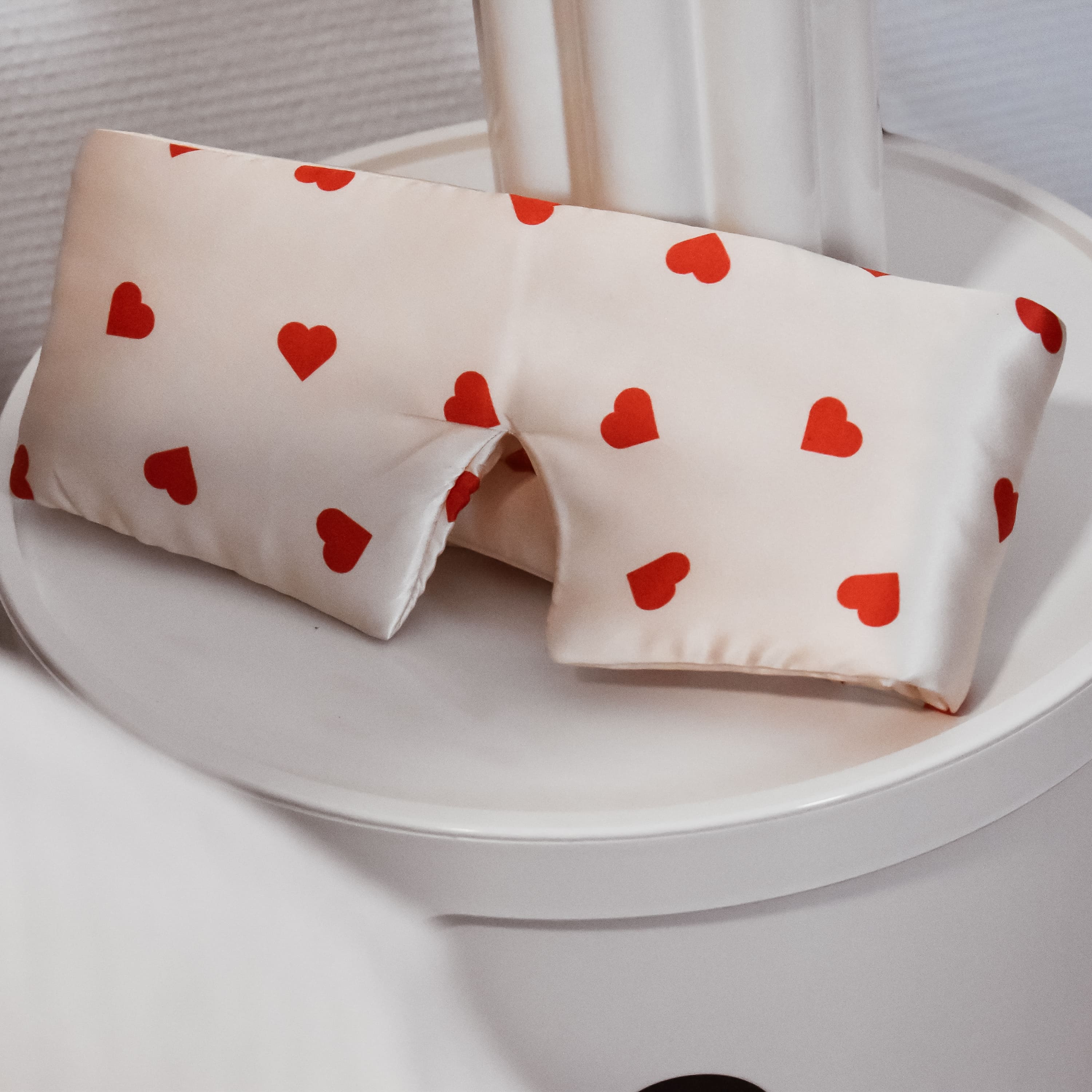 Masque bandeau en pure soie coeur, doux et enveloppant pour un sommeil paisible
