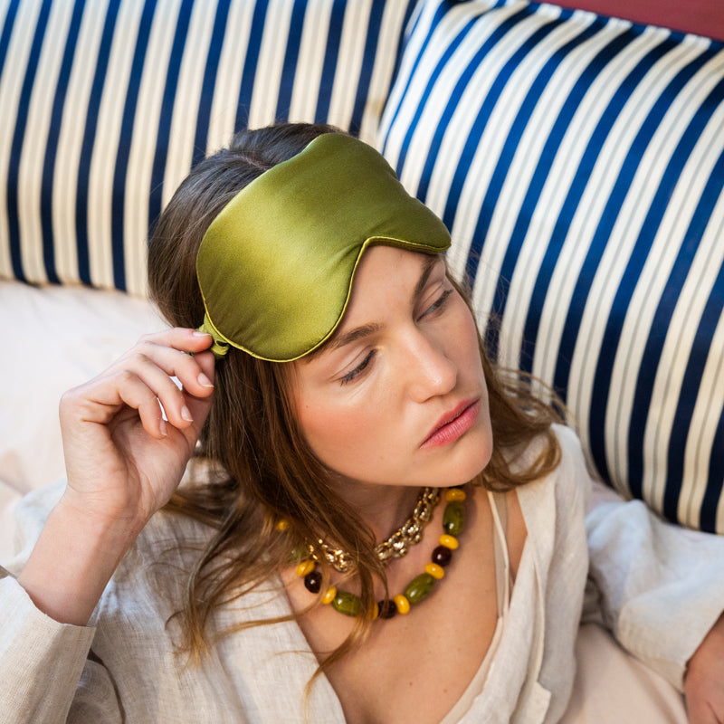 Masque de sommeil en soie vert mousse, accessoire doux et léger pour un sommeil réparateur