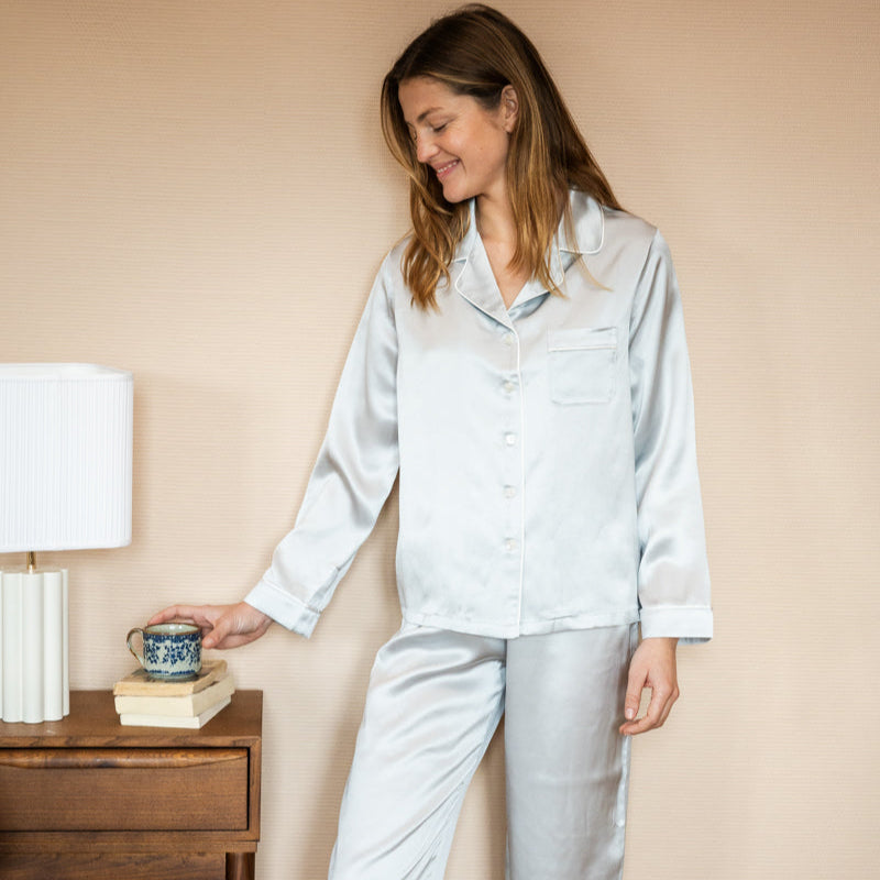 Pyjama en pure soie gris pour des nuits douces et une peau apaisée