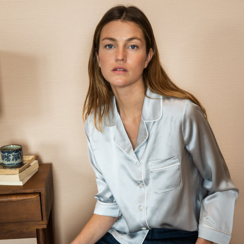 Pyjama en pure soie gris pour des nuits douces et une peau apaisée