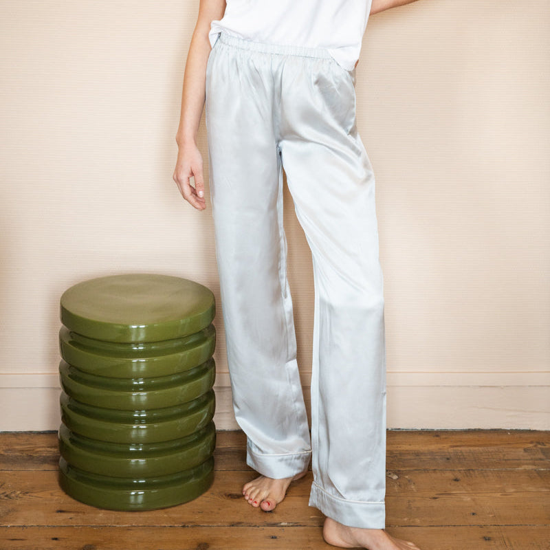 Pyjama en pure soie gris pour des nuits douces et une peau apaisée