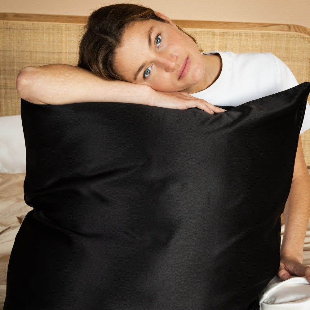 Taie d’oreiller en pure soie couleur noir format 65x65 cm, idéale pour prendre soin de la peau et des cheveux pendant la nuit