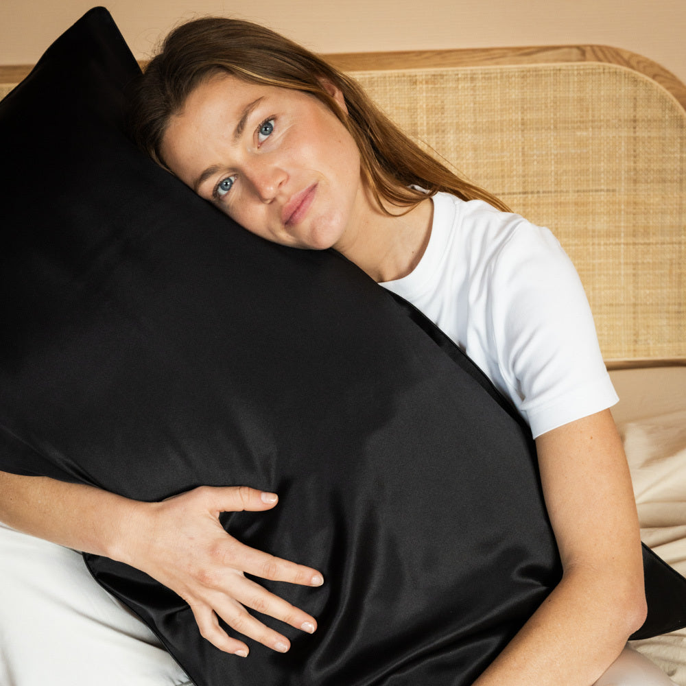 Taie d’oreiller en pure soie couleur noir format 51x76 cm idéale pour prendre soin de la peau et des cheveux pendant la nuit