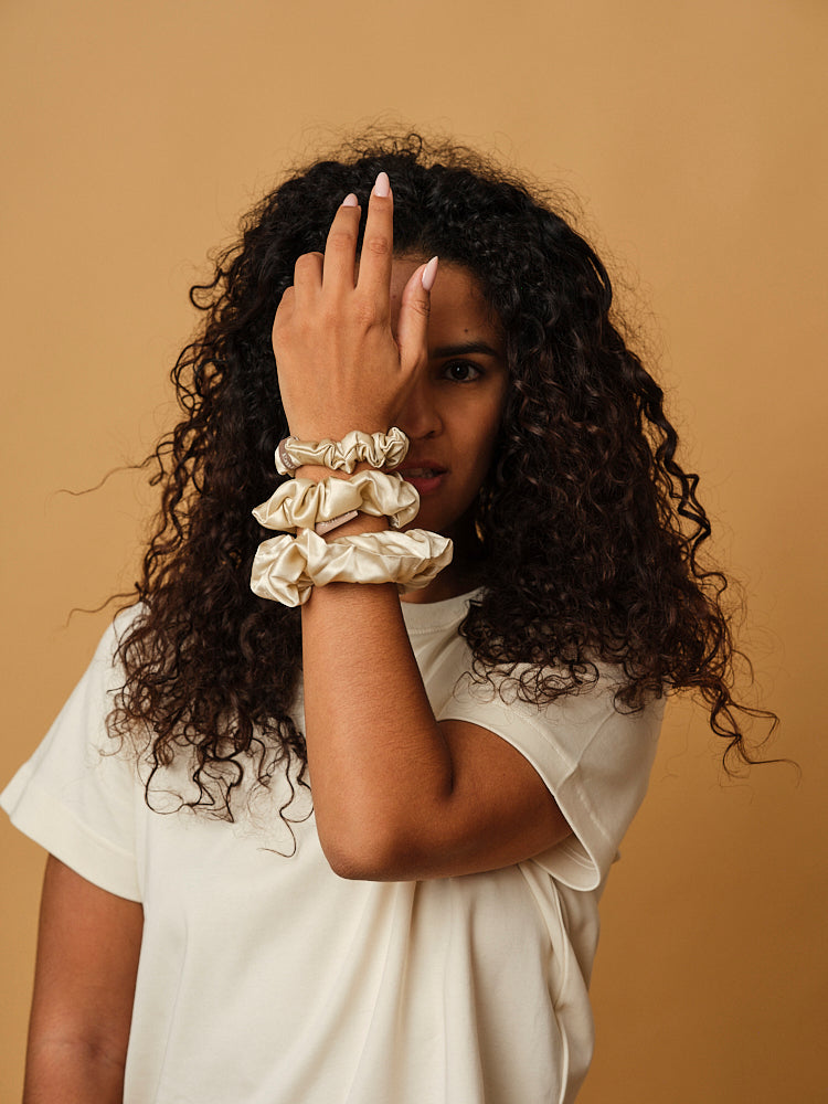 Chouchou en soie : découvrez leurs bienfaits pour vos cheveux