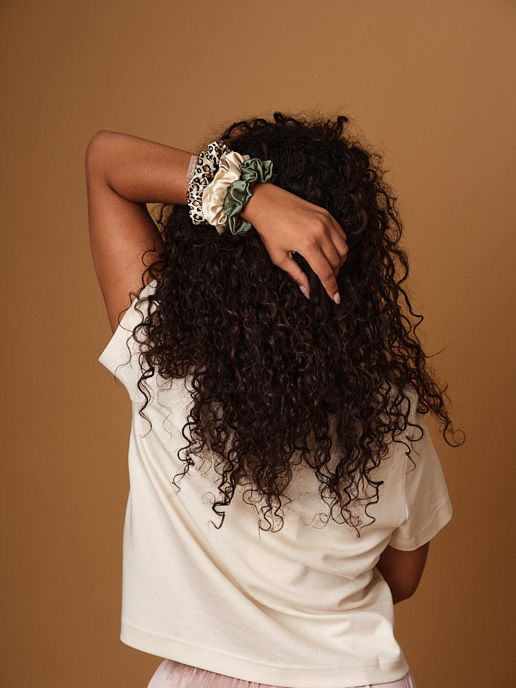 Comment les accessoires en soie peuvent-ils ajouter une touche d'élégance à votre tenue quotidienne ?