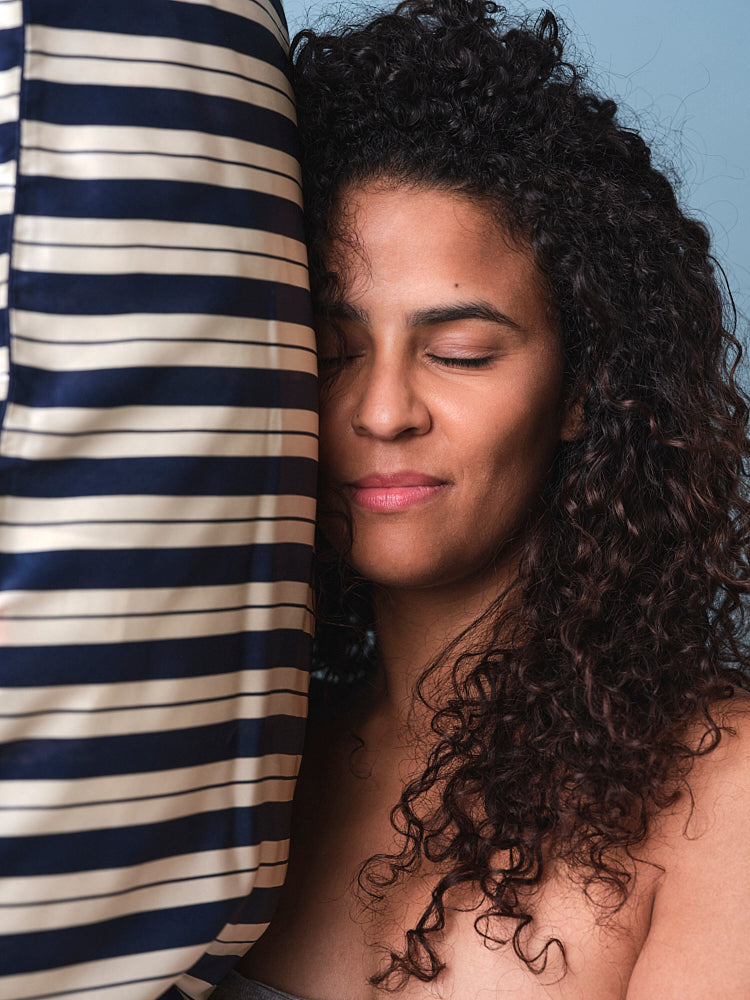 Prendre soin de sa peau en dormant sur de la soie