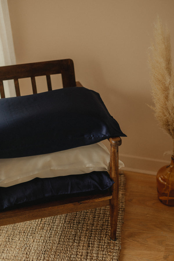 Pourquoi utiliser une taie d'oreiller en soie ? Découvrez les 10 bienfaits étonnants pour vos cheveux, votre peau et votre sommeil.