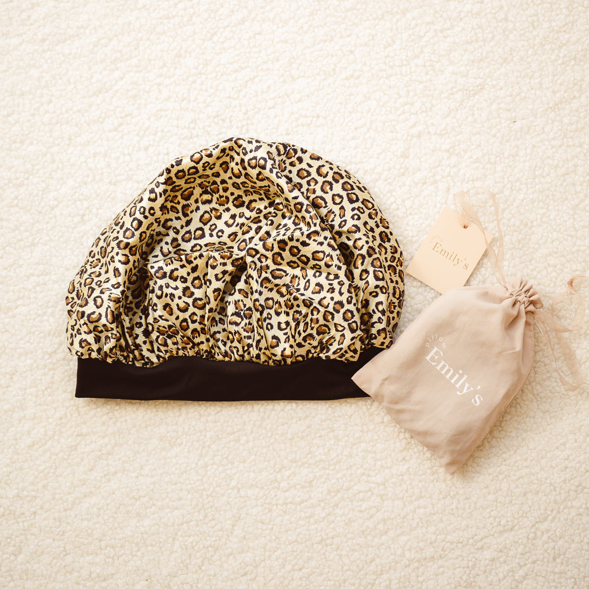 Bonnet en soie naturelle leopard pour une routine capillaire nocturne tout en douceur