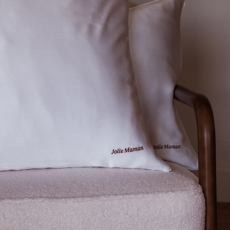 Funda de almohada de seda pura, bordada con "Amor" - Edición limitada.



