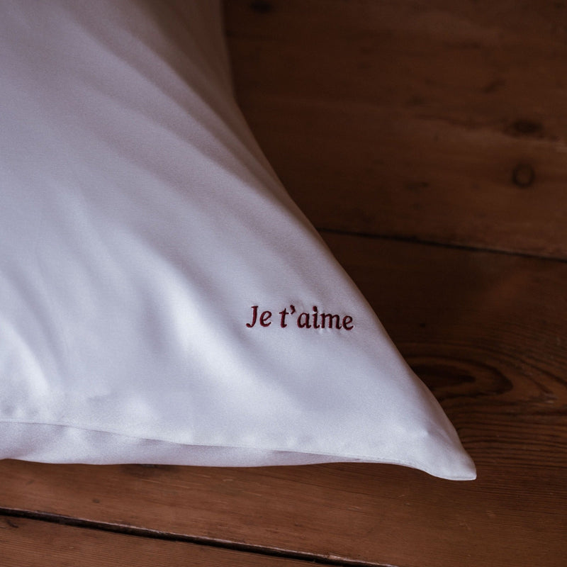 Funda de almohada de seda pura, bordada con "Amor" - Edición limitada.


