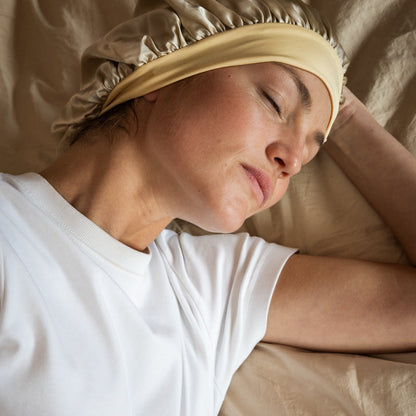 Bonnet en soie naturelle champagne pour une routine capillaire nocturne tout en douceur