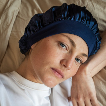 Bonnet en soie naturelle bleu nuit pour une routine capillaire nocturne tout en douceur