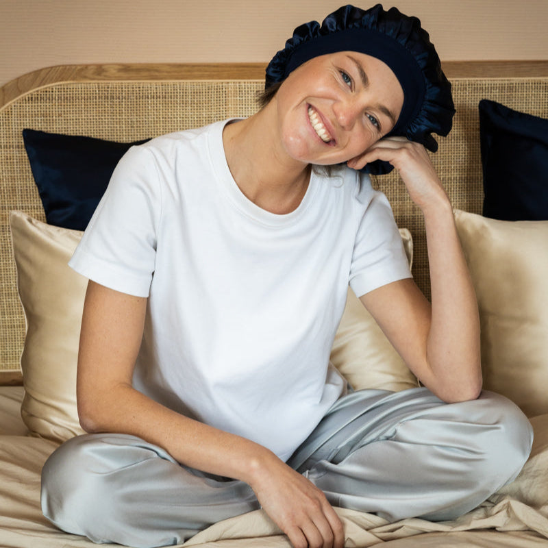 Bonnet en soie naturelle bleu nuit pour une routine capillaire nocturne tout en douceur"