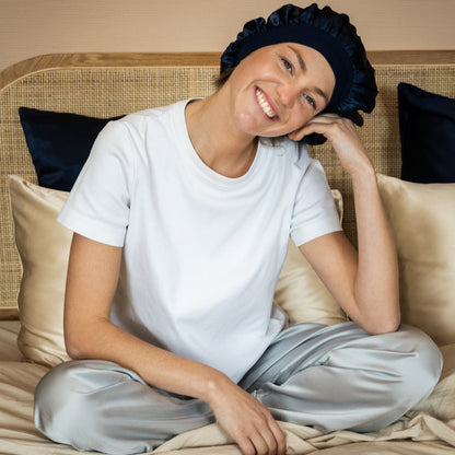 Bonnet en soie naturelle bleu nuit pour une routine capillaire nocturne tout en douceur&quot;