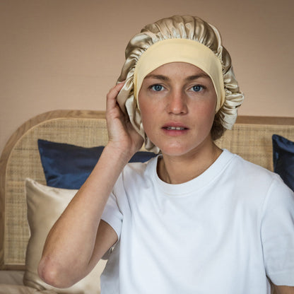 Bonnet en soie naturelle champagne pour une routine capillaire nocturne tout en douceur