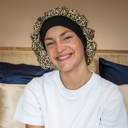 Bonnet en soie naturelle leopard pour une routine capillaire nocturne tout en douceur