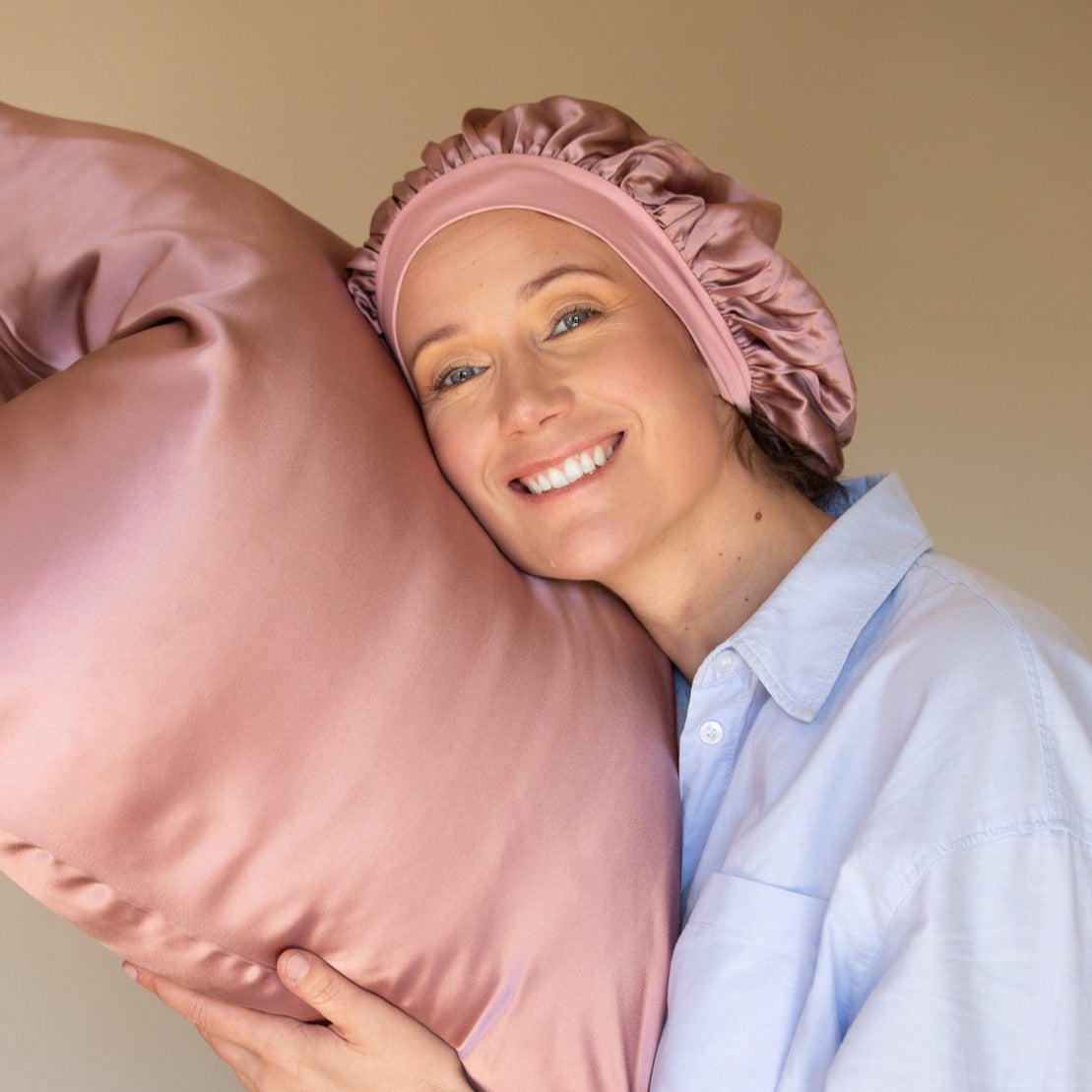 Bonnet en soie naturelle rose pour une routine capillaire nocturne tout en douceur