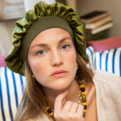 Bonnet en soie naturelle vert mousse pour une routine capillaire nocturne tout en douceur&quot;