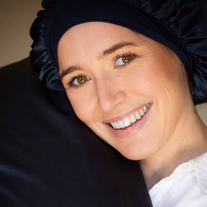 Bonnet en soie naturelle bleu nuit pour une routine capillaire nocturne tout en douceur