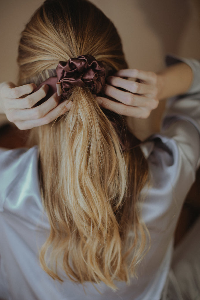 Chouchous, taies d'oreiller : les bienfaits la soie prend soin de nos  cheveux et de notre peau