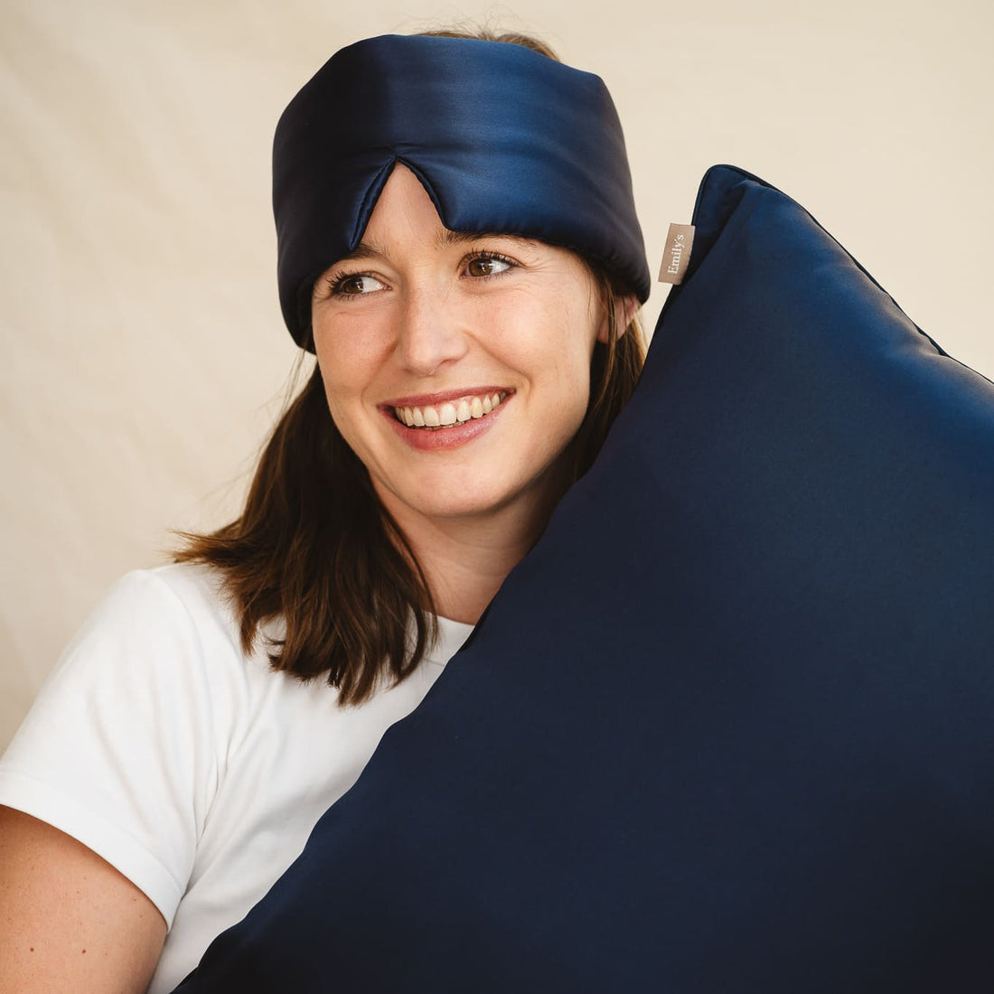 Masque bandeau en pure soie bleu nuit, doux et enveloppant pour un sommeil paisible