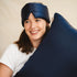Masque bandeau en pure soie bleu nuit, doux et enveloppant pour un sommeil paisible