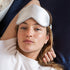 Masque de sommeil en soie gris, accessoire doux et léger pour un sommeil réparateur