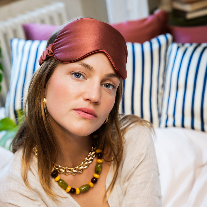 Masque de sommeil en soie lie de vin, accessoire doux et léger pour un sommeil réparateur