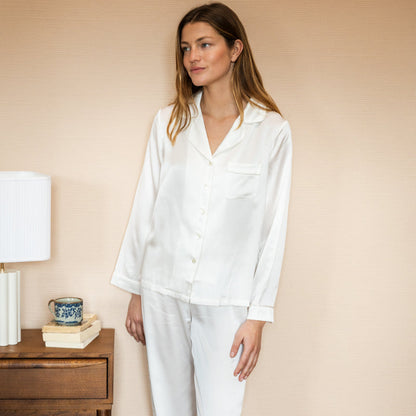Pyjama en pure soie blanc pour des nuits douces et une peau apaisée