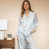 Pyjama en pure soie gris pour des nuits douces et une peau apaisée