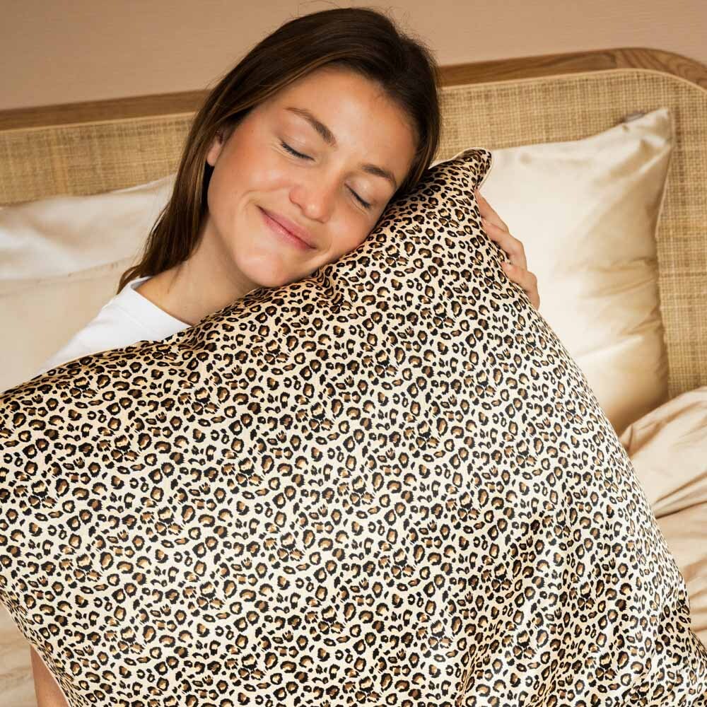 Taie d’oreiller en pure soie couleur leopard format 65X65 cm, idéale pour prendre soin de la peau et des cheveux pendant la nuit