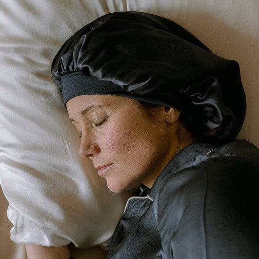 6 Beneficios del gorro de dormir de seda – Emily's Pillow