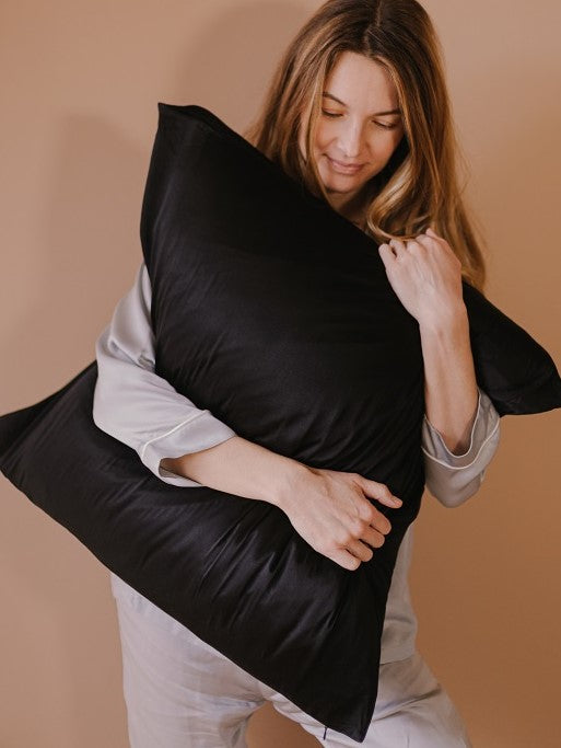 Bienfaits d'une taie d'oreiller en soie : L'accessoire pour une nuit  paisible et une beauté conservée